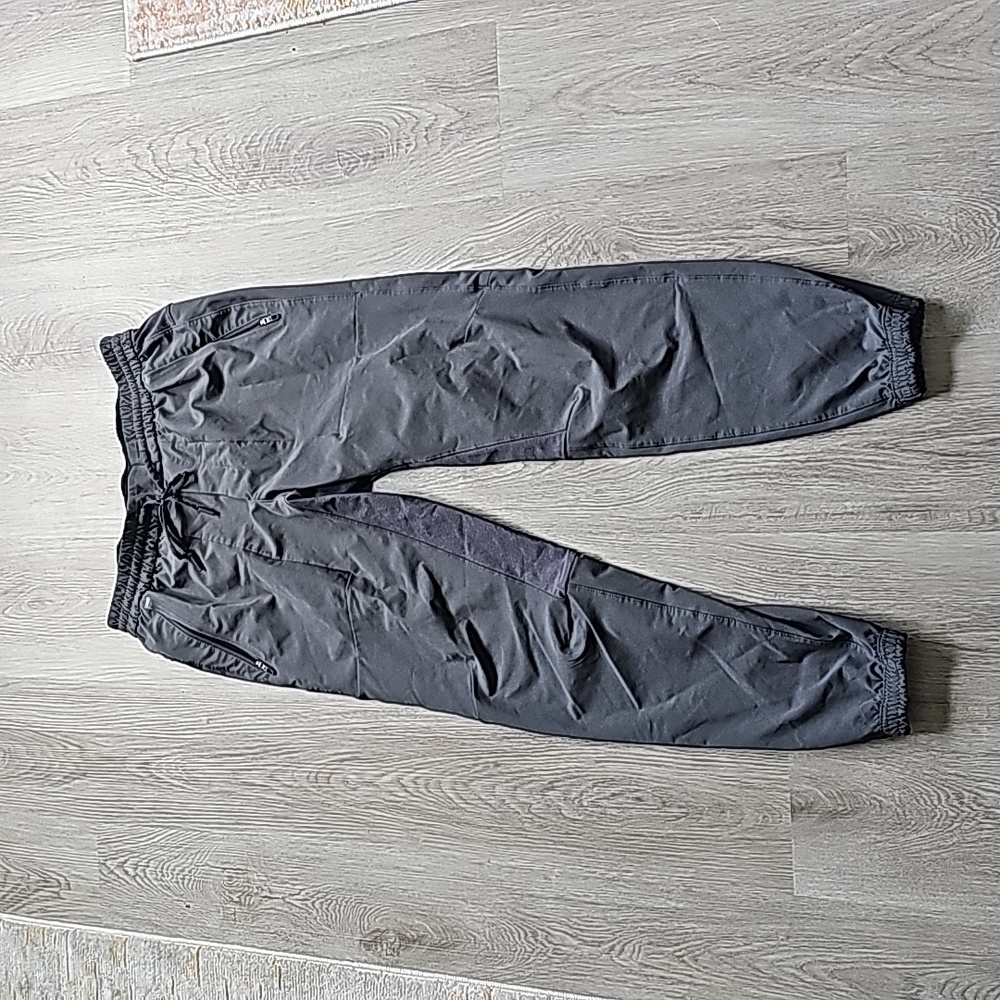 License to train jogger. Mens. Size M. Graphite grey.